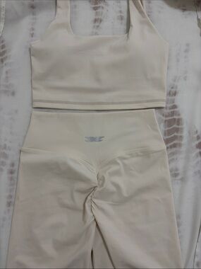 Elite Eleven cream sports bra and shorts set  NEW CONDITION